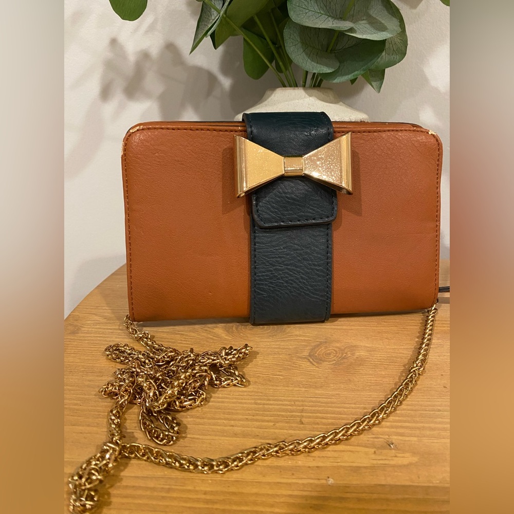 Wallet/clutch with chain